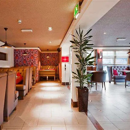 Plaza Hotel, & Leisure מלון
