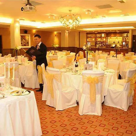 Plaza Hotel, & Leisure מלון 4*
