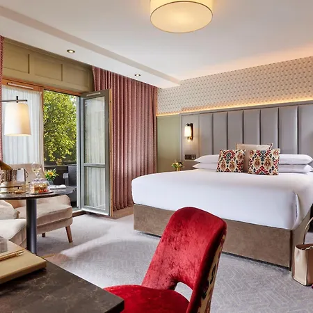 Plaza Hotel, & Leisure מלון 4*