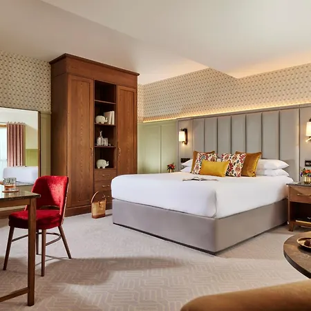 Plaza Hotel, & Leisure מלון