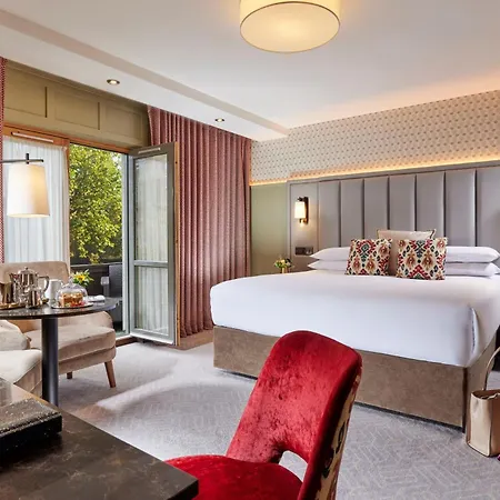 Plaza Hotel, & Leisure מלון 4*
