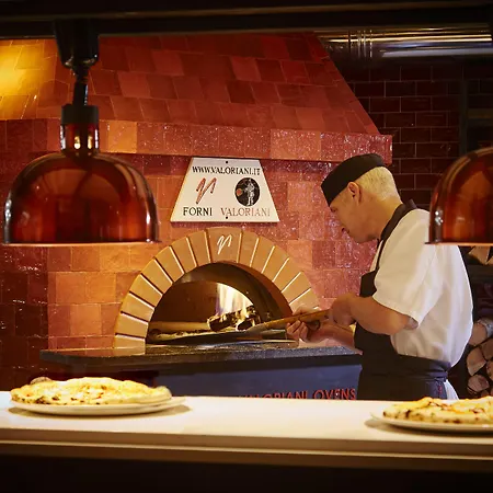 Szálloda Plaza Hotel, & Leisure 4*