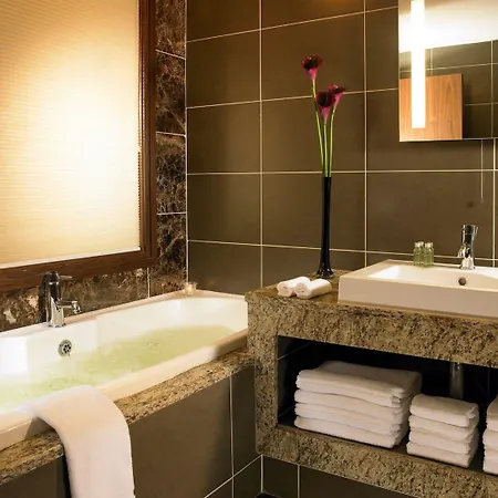 Plaza Hotel, & Leisure מלון 4*