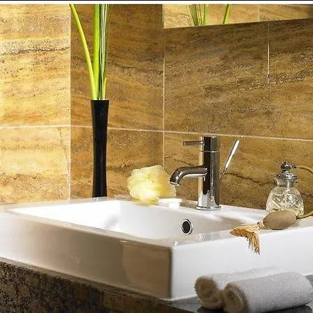 Plaza Hotel, & Leisure מלון 4*