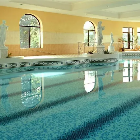 Plaza Hotel, & Leisure מלון 4*