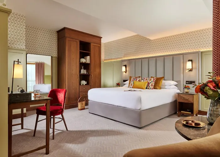 Plaza Hotel, & Leisure 호텔