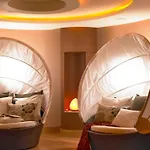 Plaza Hotel, & Leisure מלון