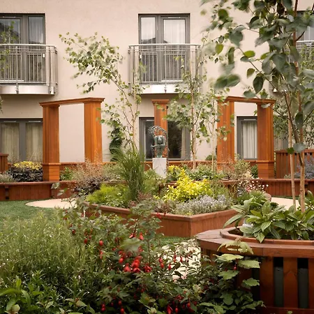 Hotel Plaza Hotel, & Leisure